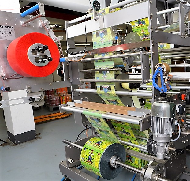 Balicí linka s etiketami a fólií v provozu IBK Trade
